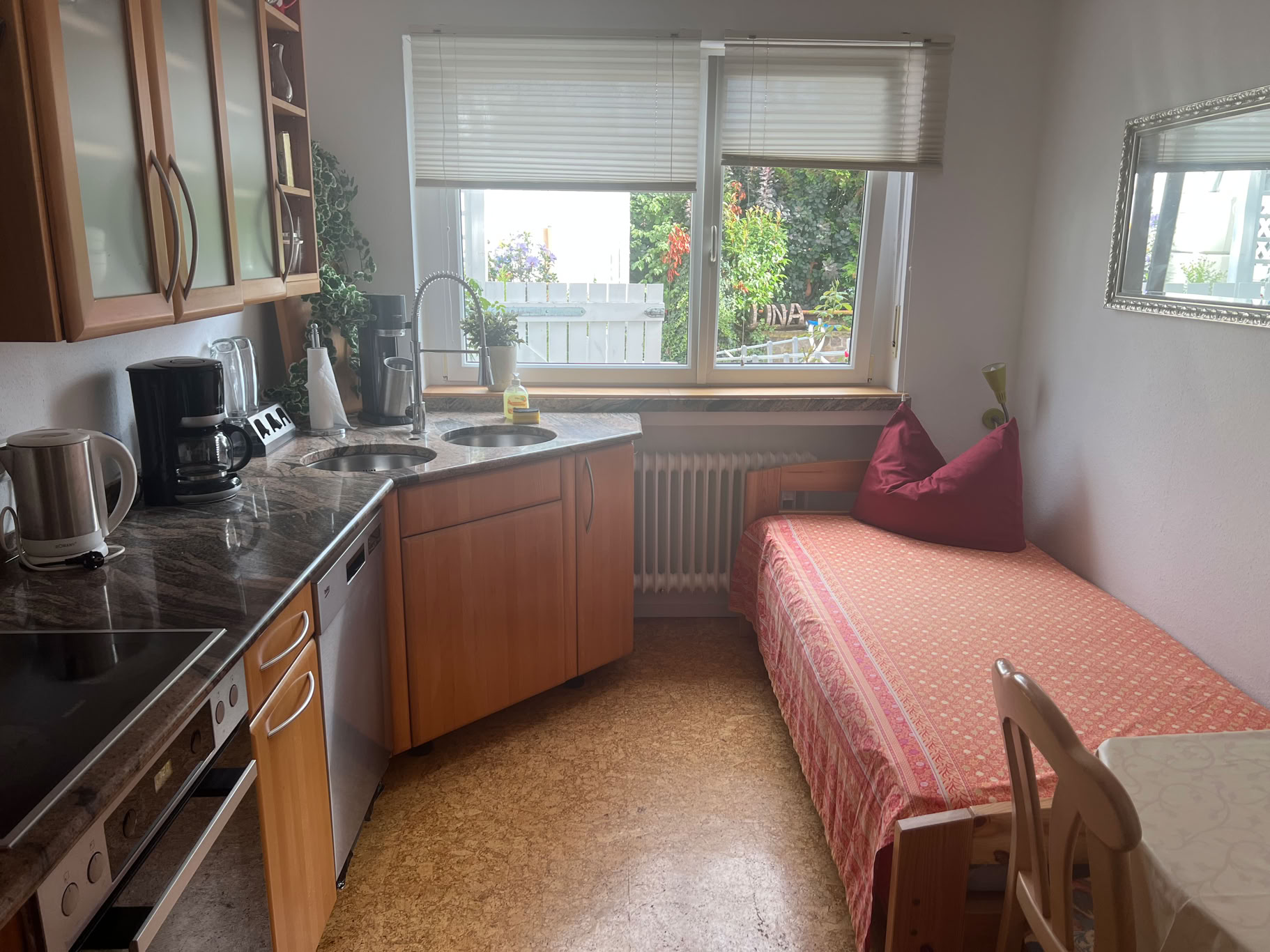 Frau, Die Auf Sessel Unter Weißem Sonnenschirm Sitzt