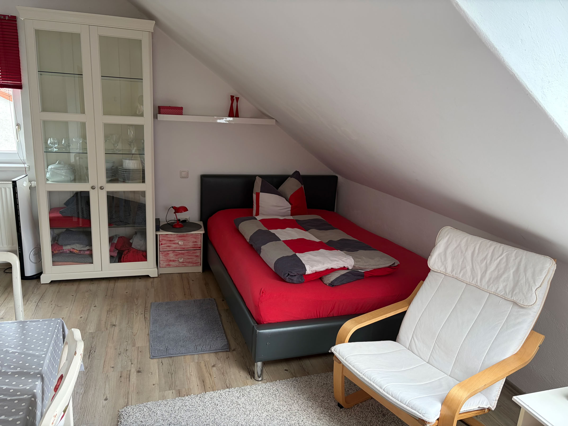 Frau, Die Auf Sessel Unter Weißem Sonnenschirm Sitzt