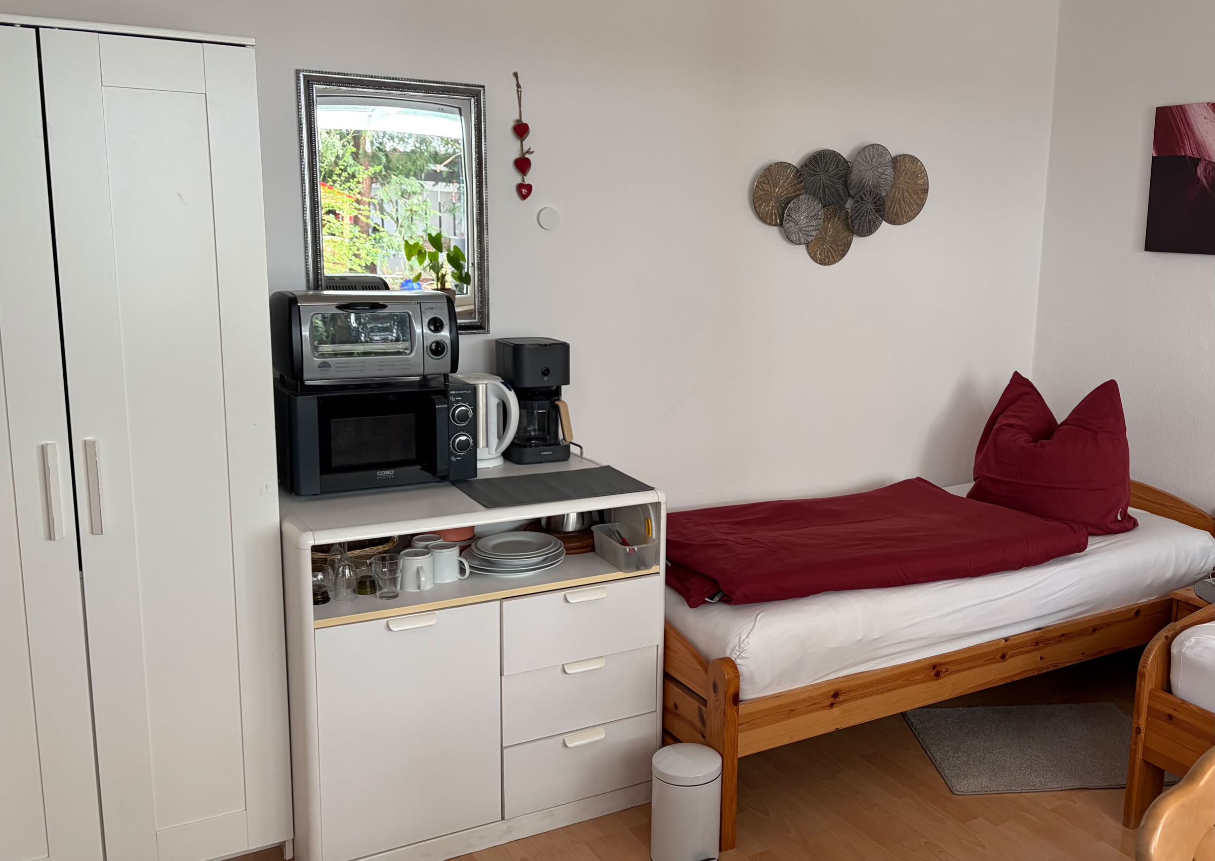 Brauner Hölzerner Schreibtisch Mit Rollstuhl Und Regalen Nahe Fenster