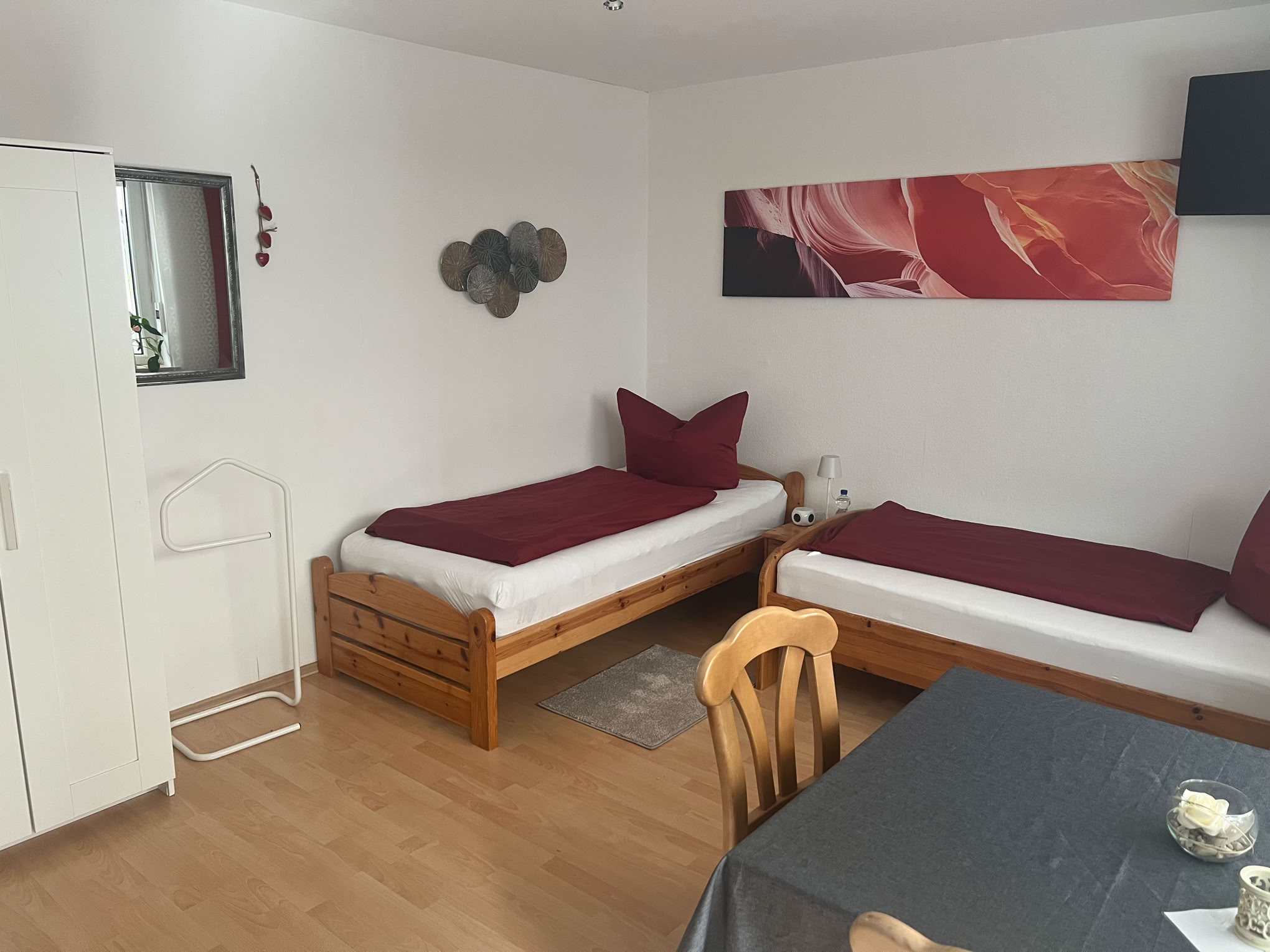 Brauner Hölzerner Schreibtisch Mit Rollstuhl Und Regalen Nahe Fenster